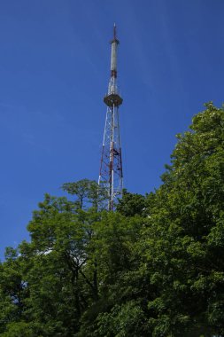 Ağaçların arkasındaki telekomünikasyon kule anteni