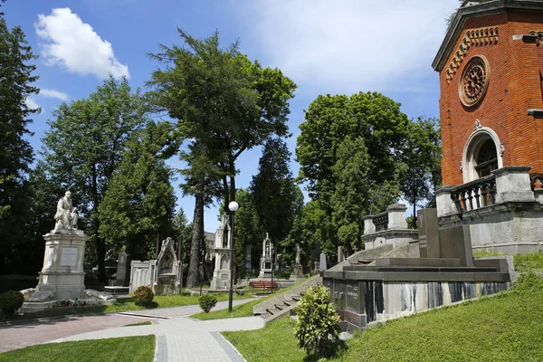 Lviv, Ucrania - 2 de junio de 2019: uno de los carriles en el cementerio de Lychakiv. Es la necrópolis histórica más antigua de Lviv . —  Fotos de Stock