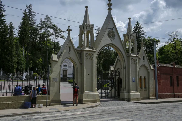 Lwów, Ukraina-2 czerwca 2019: ludzie i flagi machając na szczycie Unii kopiec Lublin. Znajduje się na szczycie lwowskiego wysokiego zamku we Lwowie — Zdjęcie stockowe