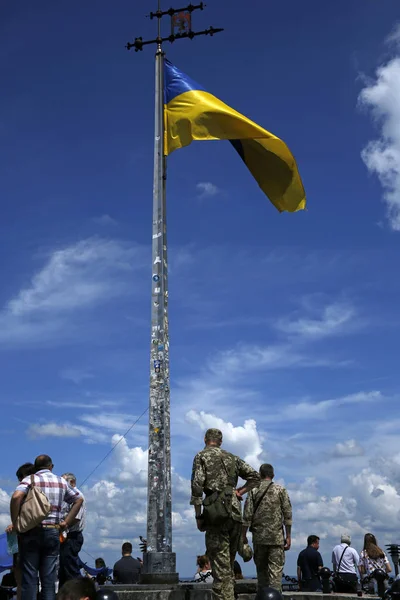 Lviv, Ucrânia - 2 de junho de 2019: pessoas e bandeira acenando no topo da União de Lublin Mound. Está localizado no cume do Castelo de Lviv, em Lviv. — Fotografia de Stock