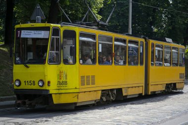 Lviv, Ukrayna - 2 Haziran 2019: Lviv caddelerinden birinde eski tramvay numarası 1