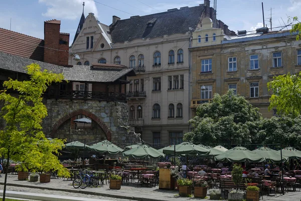 Lviv, Ukraine - june 2, 2019: outdoor restaurants on beautiful Starowieyska street, next to Lviv Arsena — Stock Photo, Image