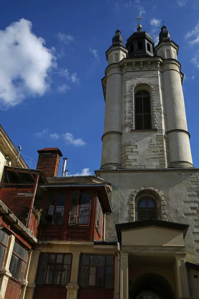 Klokkentoren van de Armeense kathedraal van de Hemelvaart van Maria in Lviv, Oekraïne — Stockfoto