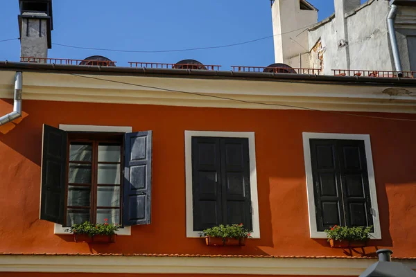 Barevná budova s dřevěnými okny — Stock fotografie