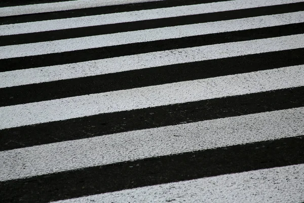 Attraversamento zebra su uno sfondo asfaltato — Foto Stock