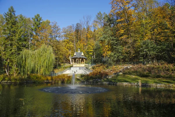 Tó és pavilon egy alsó parkban Szczawnica, Lengyelország — Stock Fotó