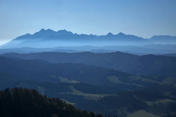 Vista panoramica dei Monti Tatra vista da Wysoka, Pieniny, Pol — Foto Stock