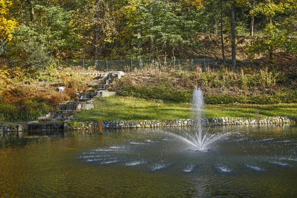 Водоспад і фонтан в осінньому парку — стокове фото