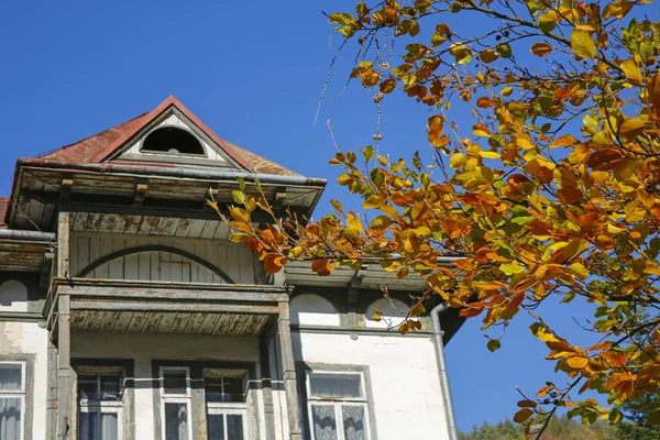 Vieja casa de montaña en el paisaje de otoño —  Fotos de Stock