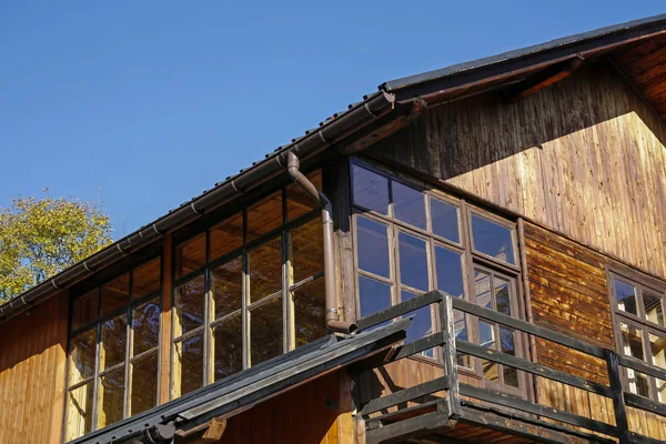 Verglastes Holzhaus in herbstlicher Landschaft — Stockfoto