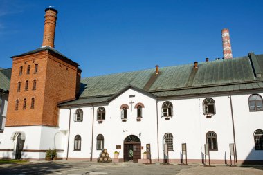 Zwierzyniec, Polonya - Haziran 6, 2020: Zwierzyniec 'teki tarihi bira fabrikasının avlusu. Bira Evi ve Müze. 