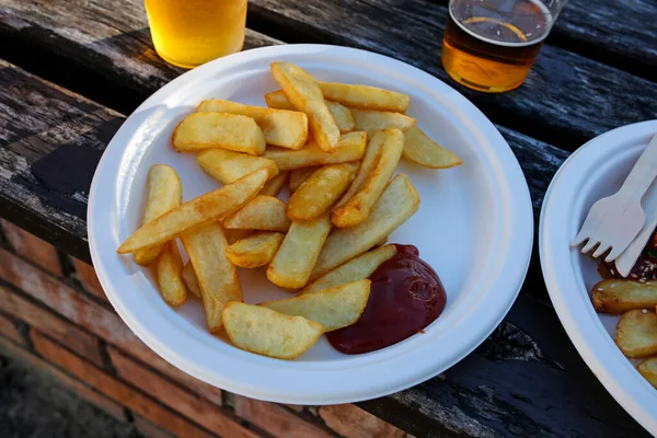 ストリートフード フライドポテトとケチャップとビール — ストック写真