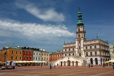 Zamosc, Polonya - 7 Haziran 2020: Zamosc 'un güzel Pazar Meydanı. Rönesans kasabası UNESCO Dünya Mirası. Polonya 'nın güneydoğusundaki Lublin Voyvoda' da yer alıyor.