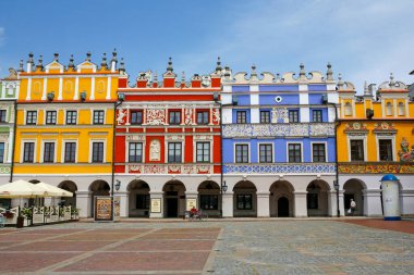 Zamosc, Polonya - 7 Haziran 2020: Zamosc 'un güzel Pazar Meydanı. Rönesans kasabası UNESCO Dünya Mirası. Polonya 'nın güneydoğusundaki Lublin Voyvoda' da yer alıyor.