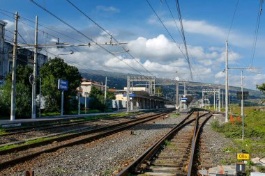Riposto, Giarre, Sicilya, İtalya - Kasım 14, 2019: Güneşli bir günde Giarre-Riposto tren istasyonu