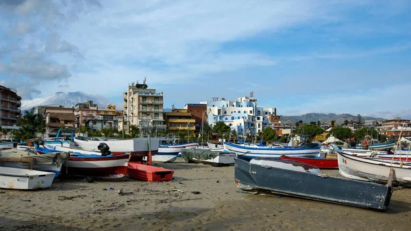 Giardini Naxos Sicilia Italia Noviembre 2019 Playa Con Barcos Pesqueros —  Fotos de Stock