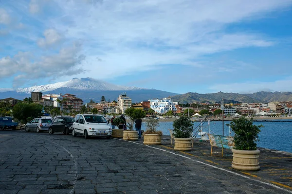 Giardini Naxos シチリア島 イタリア 2019年11月15日 雪に覆われた海岸とエトナ火山 タオルミーナに隣接する最も有名なシチリア島のリゾートの1つです — ストック写真