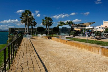 Syracuse, Sicilya, İtalya - 10 Kasım 2019: İtalya 'nın Sicilya kentinin en eski barok şehri olan Ortigia' daki Maniace Castle 'ın yanındaki Piazza d' Armi restoranında turistler