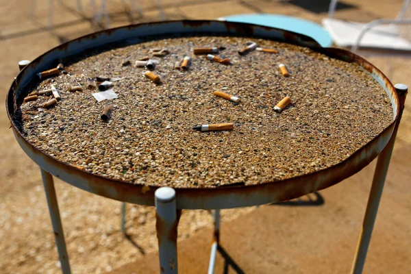 Cigarettacsikkek Homokkal Töltött Hamutartóban — Stock Fotó