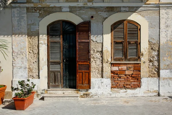 Πρόσοψη Ρουστίκ Ιταλικού Σπιτιού Ξύλινα Παντζούρια — Φωτογραφία Αρχείου