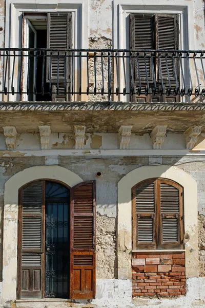 Gevel Van Rustiek Italiaans Huis Met Balkon Houten Luiken — Stockfoto