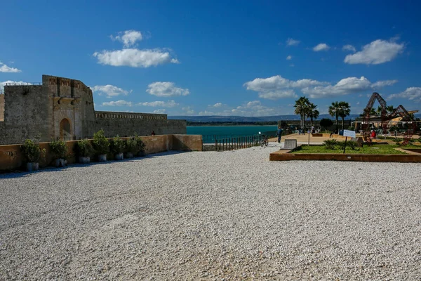 Siracusa Sicilia Italia Noviembre 2019 Turistas Piazza Armi Junto Castillo —  Fotos de Stock