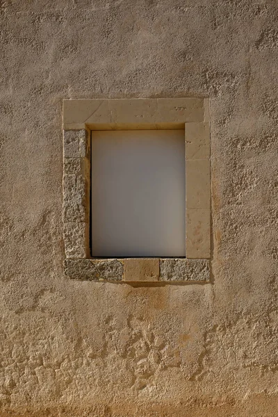 窓のある古代の石壁 — ストック写真