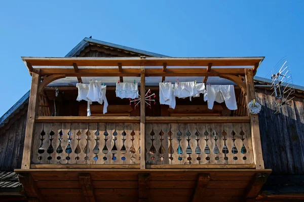 Balkon Eines Holzhauses Mit Wäschetrockner — Stockfoto