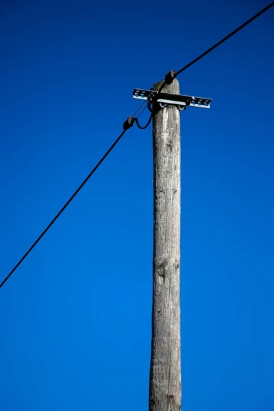 Viejo Poste Eléctrico Madera Contra Cielo Azul — Foto de Stock