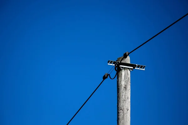 Παλιό Ξύλινο Ηλεκτρικό Κοντάρι Κατά Του Μπλε Ουρανού — Φωτογραφία Αρχείου