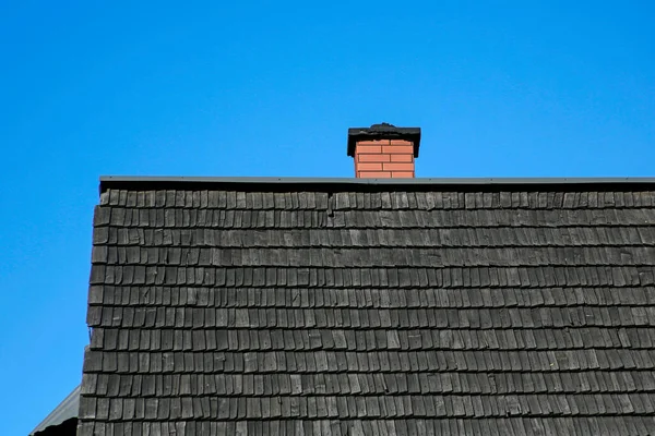 Schindeldach Und Gemauerter Schornstein Gegen Blauen Himmel — Stockfoto