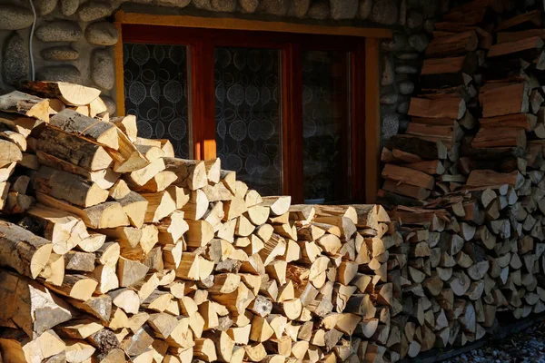 Brennholz Vor Bauernhaus Gestapelt — Stockfoto