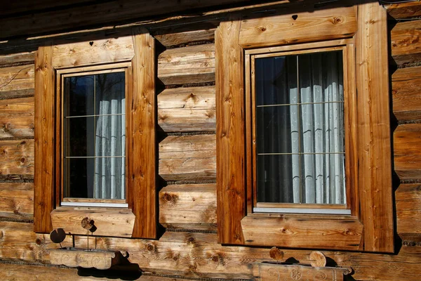 Dwa Okna Wiejskiego Drewnianego Domu — Zdjęcie stockowe