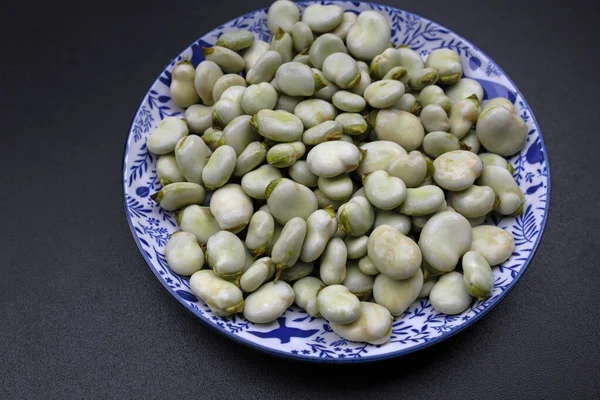 Fava Cruda Piatto Sfondo Nero — Foto Stock