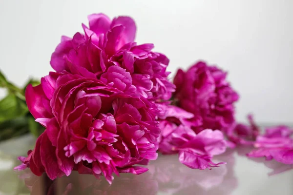 ガラスのテーブルの上の牡丹の美しい花束 — ストック写真