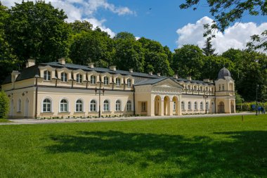 Naleczow, Polonya - 12 Temmuz 2020: Naleczow, Polan 'daki Eski Hamam (Lazienki) binası ve Spa Parkı