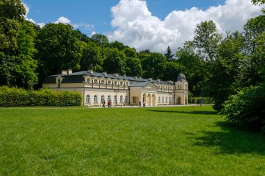 Naleczow, Polonya - 12 Temmuz 2020: Polonya 'nın Naleczow kentindeki Eski Hamam (Lazienki) binası ve Spa Parkı