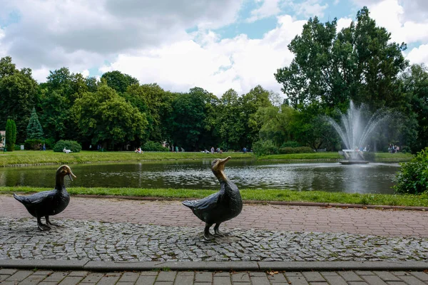 Naleczow Lengyelország 2020 Július Kacsa Emlékmű Mellett Spa Parkban Naleczow — Stock Fotó