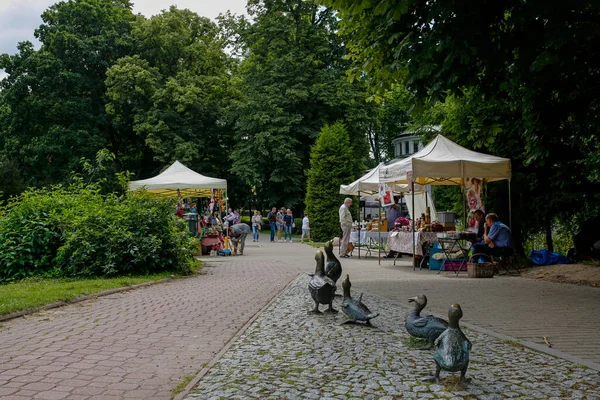 Naleczow Polônia Julho 2020 Monumento Pato Barracas Com Produtos Regionais — Fotografia de Stock