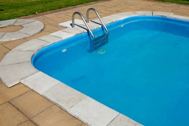 Bahçede yüzme havuzu