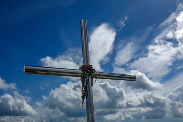 Cruz Cristã Metal Com Rosários Contra Céu Azul — Fotografia de Stock