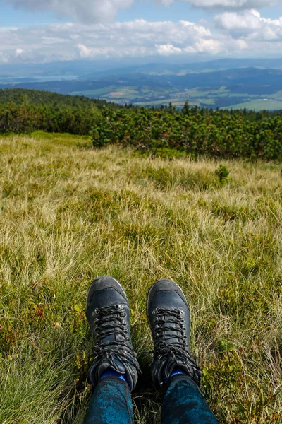 Dağların zirvesinde kadın yürüyüşçü botları