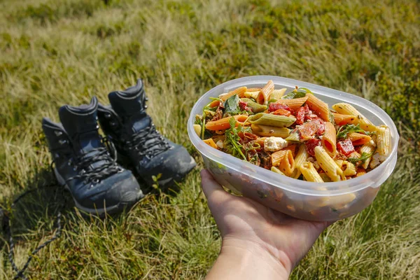 Ebéd Doboz Egészséges Vegetáriánus Saláta Nők Kezében Túracipő Hegyekben — Stock Fotó