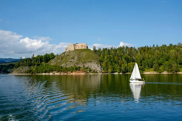 Calm Waters Czorsztyn Lake Yacht Ruins Czorsztyn Castle Poland — Stock Photo, Image