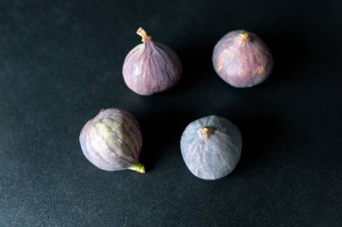 Siyah parlak arkaplanda taze incir