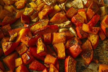 bitkilerin içinde pişirilmiş sonbahar sebzeleri (balkabağı, kereviz)