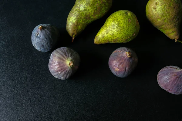 Gröna Päron Och Fikon Frukt Svart Glänsande Bakgrunds — Stockfoto