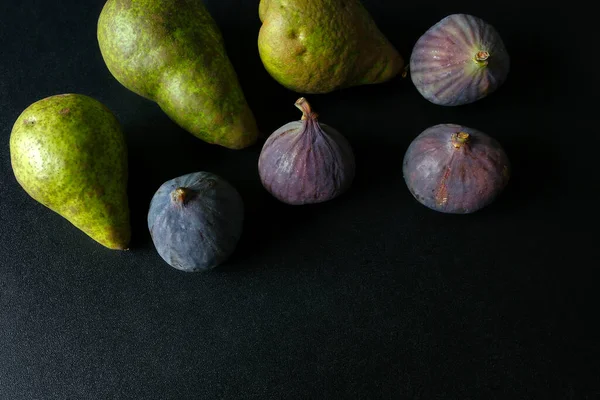 Gröna Päron Och Fikon Frukt Svart Glänsande Bakgrunds — Stockfoto