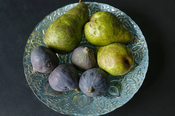 Зеленые Груши Плоды Инжира Серебряной Тарелке — стоковое фото