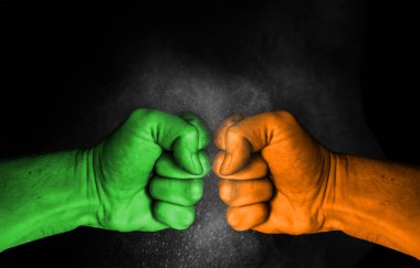 Hindistan ve Pakistan arasındaki çatışma, bayraklı erkek yumrukları siyah arka planda izole edilmiş cilt - hükümetler çatışma kavramı